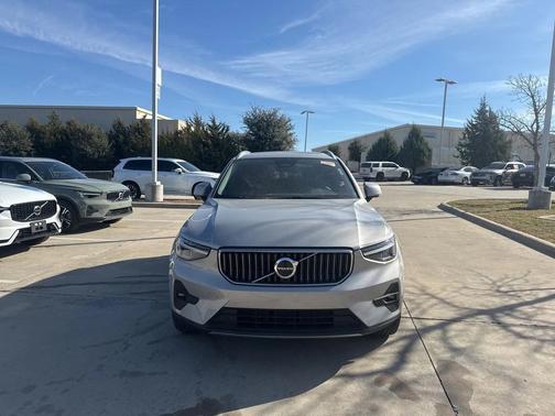 2025 Volvo XC40 B5 Plus Bright Theme