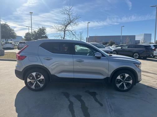 2025 Volvo XC40 B5 Plus Bright Theme