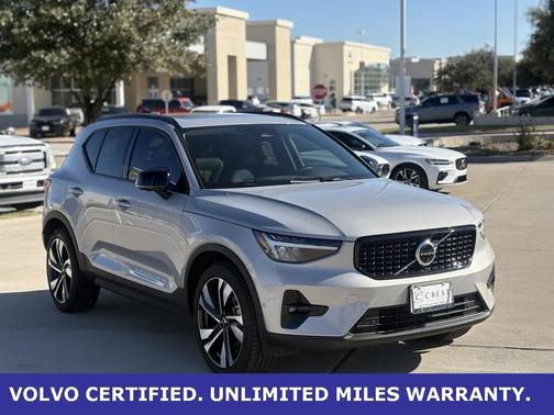 2025 Volvo XC40 B5 Plus Dark Theme