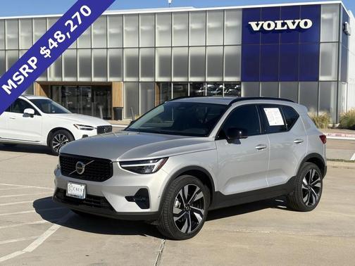 2025 Volvo XC40 B5 Plus Dark Theme