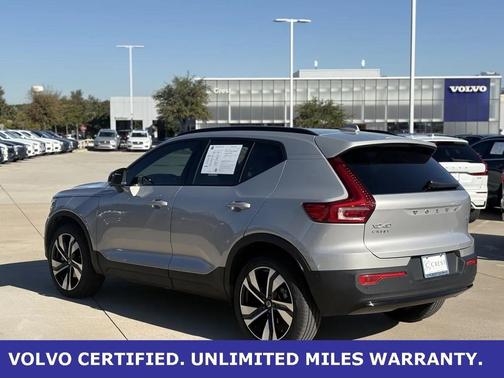 2025 Volvo XC40 B5 Plus Dark Theme