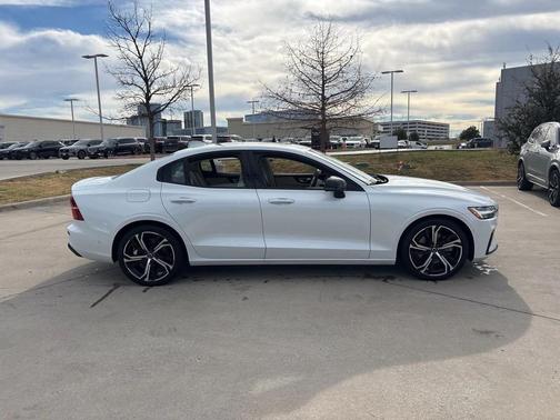 2023 Volvo S60 B5 Plus Dark Theme