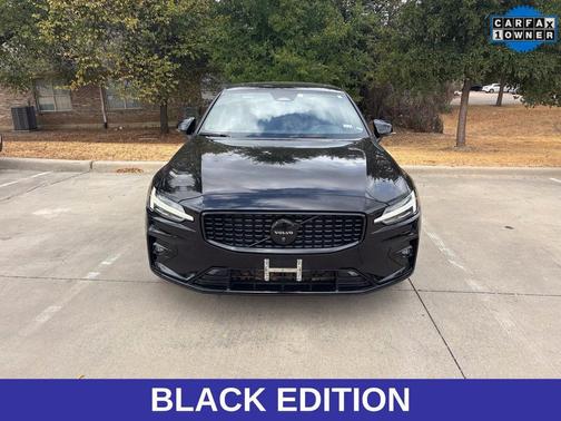 Onyx Black Metallic 2024 Volvo S60 B5 Plus Black Edition