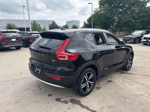 Onyx Black Metallic 2025 Volvo XC40 B5 AWD