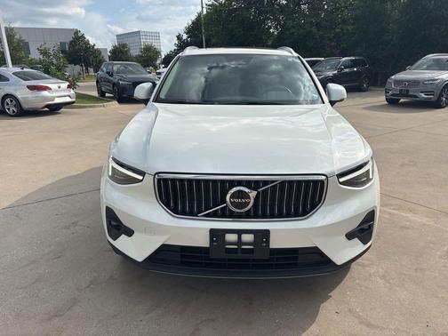 Crystal White 2023 Volvo XC40 Ultimate