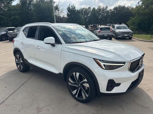 Crystal White 2023 Volvo XC40 Ultimate