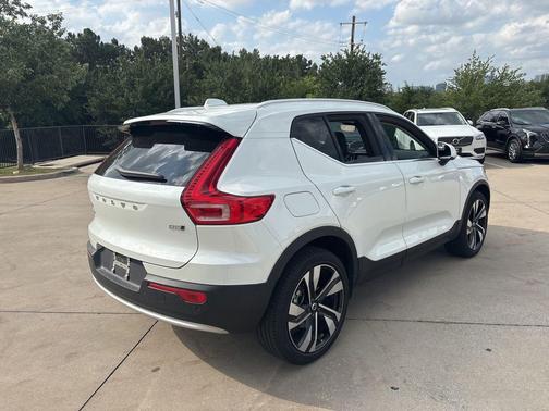 Crystal White 2023 Volvo XC40 Ultimate