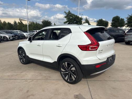 Crystal White 2023 Volvo XC40 Ultimate
