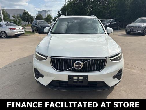 Crystal White 2023 Volvo XC40 Ultimate