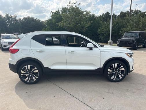 Crystal White 2023 Volvo XC40 Ultimate