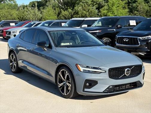 2024 Volvo S60 B5 Plus Dark Theme