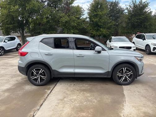 2025 Volvo XC40 B5 AWD