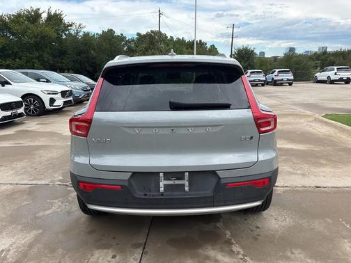 2025 Volvo XC40 B5 AWD