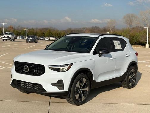 2026 Volvo XC40 B5 Core