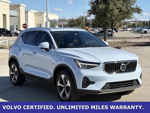 2025 Volvo XC40 B5 Plus Bright Theme