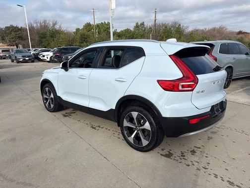 2025 Volvo XC40 B5 Plus Bright Theme
