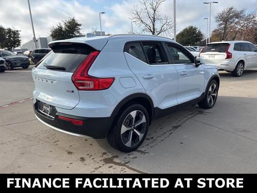 2025 Volvo XC40 B5 Plus Bright Theme