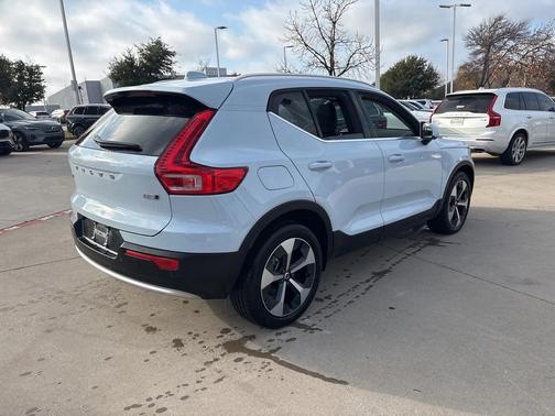 2025 Volvo XC40 B5 Plus Bright Theme