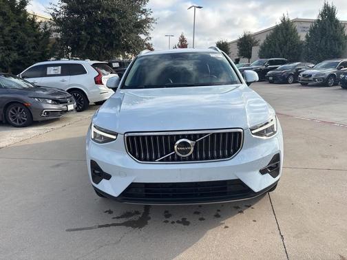 2025 Volvo XC40 B5 Plus Bright Theme