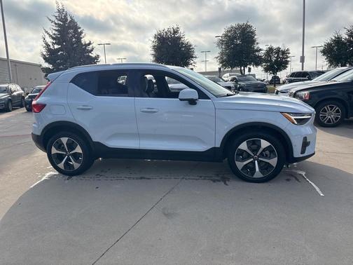 2025 Volvo XC40 B5 Plus Bright Theme