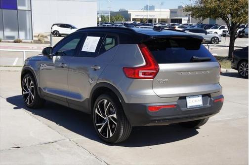 2022 Volvo XC40 T5 R-Design
