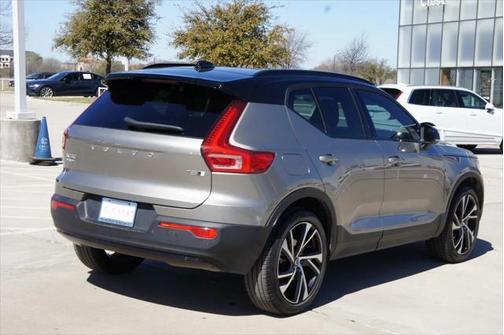 2022 Volvo XC40 T5 R-Design