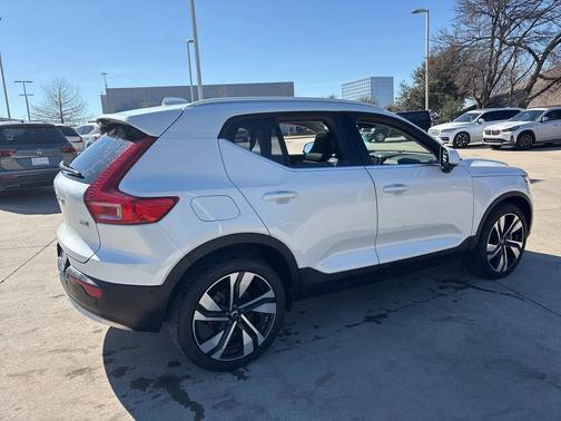 2025 Volvo XC40 B5 Plus Bright Theme