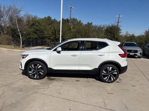 2025 Volvo XC40 B5 Plus Bright Theme