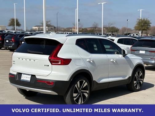 2025 Volvo XC40 B5 Plus Bright Theme