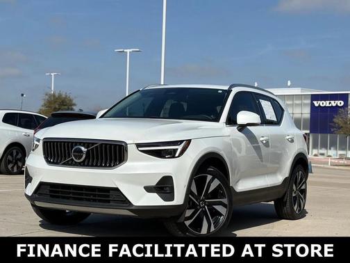 2025 Volvo XC40 B5 Plus Bright Theme