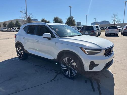 2025 Volvo XC40 B5 Plus Bright Theme