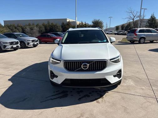 2025 Volvo XC40 B5 Plus Bright Theme