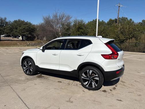 2025 Volvo XC40 B5 Plus Bright Theme