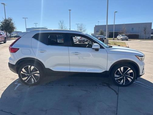 2025 Volvo XC40 B5 Plus Bright Theme