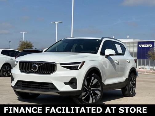 2025 Volvo XC40 B5 Plus Bright Theme