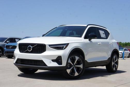 2025 Volvo XC40 B5 Plus Dark Theme