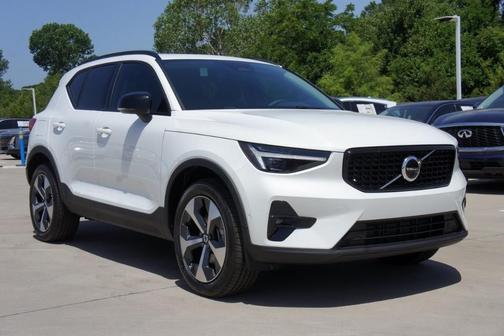 2025 Volvo XC40 B5 Plus Dark Theme