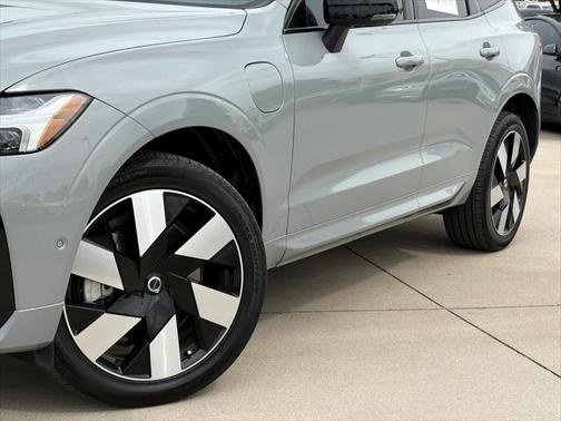 2024 Volvo XC60 Recharge Plug-In Hybrid T8 Plus Dark Theme