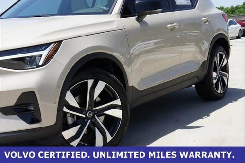 2025 Volvo XC40 B5 Plus Dark Theme