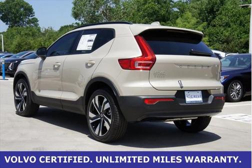 2025 Volvo XC40 B5 Plus Dark Theme
