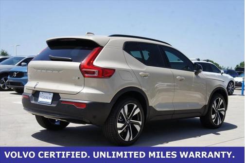 2025 Volvo XC40 B5 Plus Dark Theme