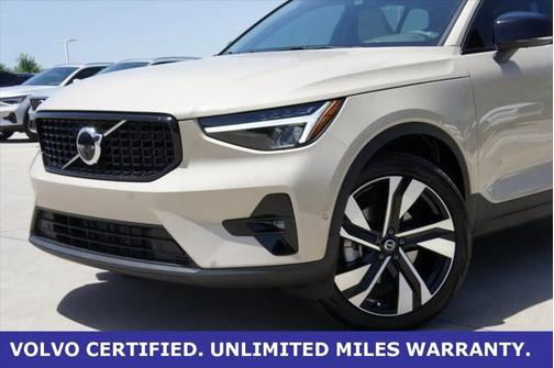 2025 Volvo XC40 B5 Plus Dark Theme