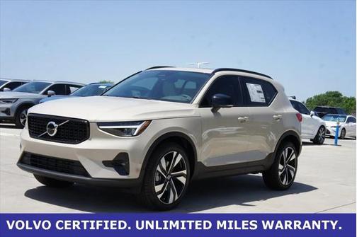 2025 Volvo XC40 B5 Plus Dark Theme