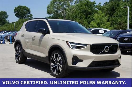 2025 Volvo XC40 B5 Plus Dark Theme