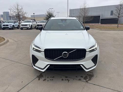 2024 Volvo XC60 B5 Ultimate Dark Theme
