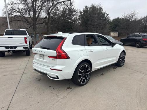 2024 Volvo XC60 B5 Ultimate Dark Theme