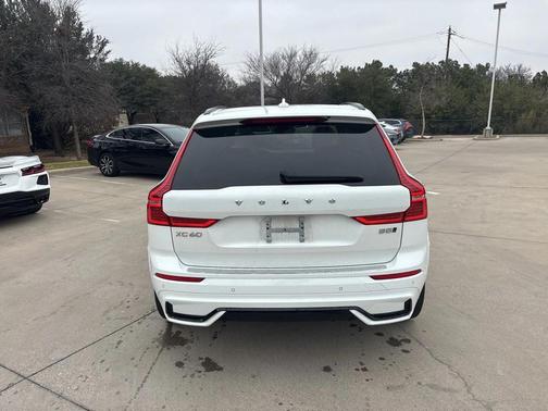 2024 Volvo XC60 B5 Ultimate Dark Theme