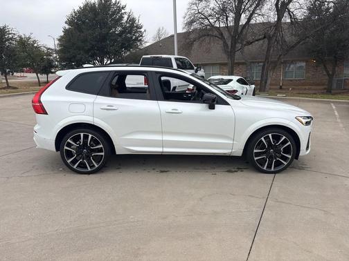 2024 Volvo XC60 B5 Ultimate Dark Theme