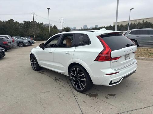 2024 Volvo XC60 B5 Ultimate Dark Theme