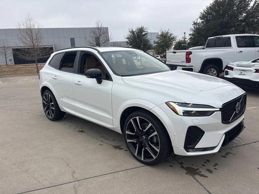 2024 Volvo XC60 B5 Ultimate Dark Theme